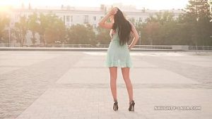 Admirata de trecatori cand merge si pozeaza dezbracata