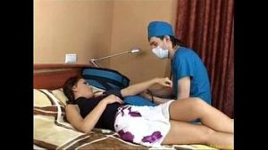 Deghizat in doctor o fute dupa ce-i da somnifere