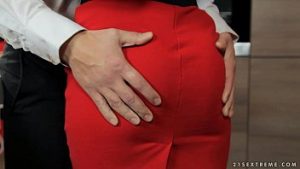 Isi leaga sotul de pat si cheama o tarfa sa-l futa bine de tot