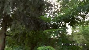 Tarfulita inghetata de frig se incalzeste cu sex in padure