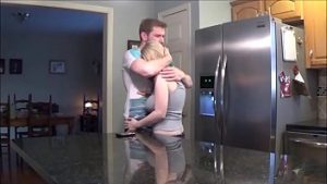 Inselata si parasita de barbat face dragoste cu fiul adoptiv