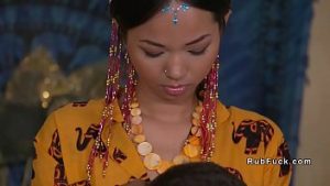 Tatuata cu piercinguri in pizda penetrata de tip cu pula mare