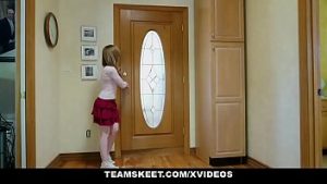 Prinsa frecandu-se la fofoloanca si fututa de fiica tanara