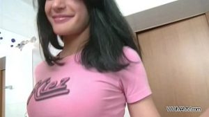 Bruneta cu sani fermi penetrata total si umpluta de sloboz in gura