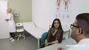 Pe masa ginecologului face muie si e masturbata de asistenta