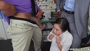 Ademenita de pule mari testeaza futai in trei cu negrii dotati