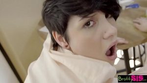 Laba la filme porno si futai dur cu sora vitrega lipita de masa