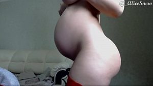 Pregatita sa nasca dupa ce se masturbeaza cu pula de cauciuc