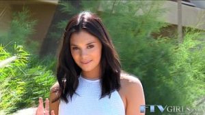 Diva model pozeaza goala si face fisting vaginal