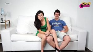 Bruneta tatoasa invata pustan cu pula mare sa futa rapid