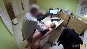 Xxx cu clienta devenita iubita si regulata in birou de sef