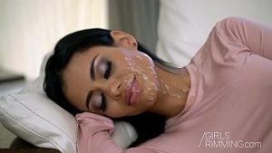 Singurica acasa cheama 3 barbati cu pule mari pentru sex