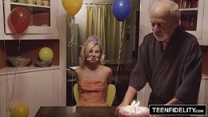 Tanara abuzata se fute prea hard la varsta ei