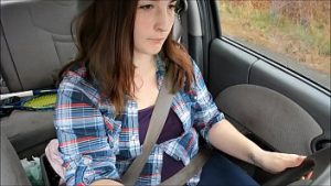 Porno la volan cu gagica draguta si dildo micut