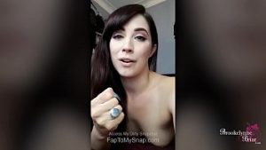 Conferinta video cu profa de sex care le invata pe fete sa faca oral