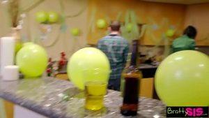 Fratisu isi baga pula in sorsa si in amica timida dar excitata