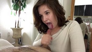 Tanara ofera muie adanca si se plictiseste pana inghite sperma