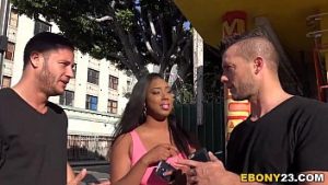 Sex in trei cu mulatra fierbinte platita in euro