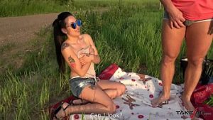 Topless pe camp si sex cu strain care o plateste cu bani si sperma