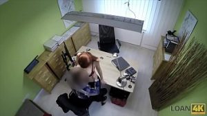Clienta tatoasa face sex cu agentul pentru discount la casa