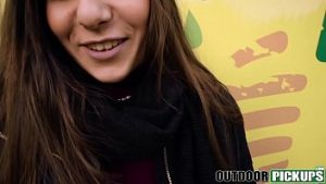 Singura pe banca in parc si abordabila pentru bani face sex