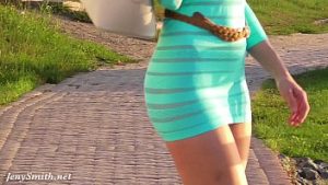 Poze in parc imbracata in rochita albastra transparenta