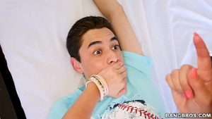 Pula tanarului baiat o excita grav si o calareste toata