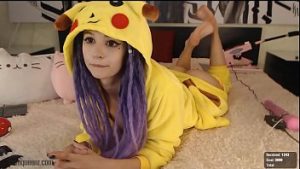 Costum de Pikachu pe frumoasa fata penetrata in fundulet