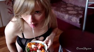 Capsuni cu frisca si muie adanca oferita de iubitul excitat