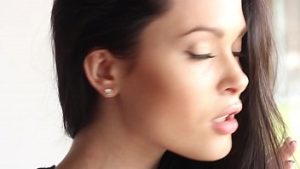 Gagica in lenjerie neagra isi vinde virginitatea cu clip excitant