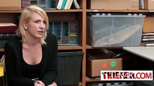 Interogata si fututa de agent de politie cu pula imensa