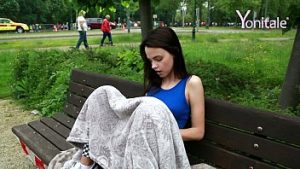 Si-a luat paturica si se masturbeaza cu vibrator in parc pe banca