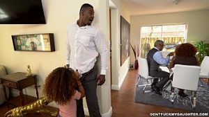 Parintii in sufragerie stau la masa si fata suge pula iubitului