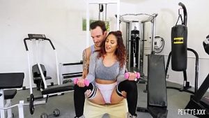 O mananca pasarica si e scarpinata la antrenament de instructor