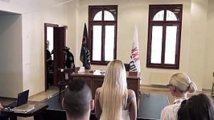 Clienta scapata de parnaie dupa sex brutal in sala de tribunal