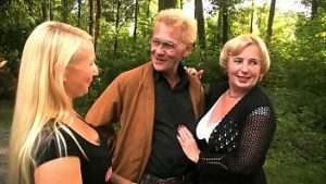 Fata ei blonda a gasit un amant pentru mama ei sa o futa