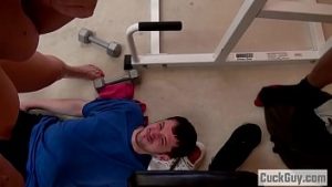 Iubitul priveste cum gagica tarfa se fute cu negrotei la antrenament