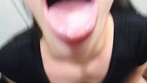 O prinde in colt o fute pe la spate si ii da sperma in gurita