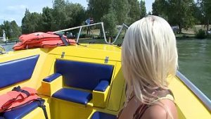 Plimbare cu barca pe lac si sex neprotejat cu blonda apetisanta