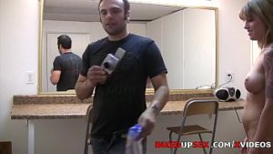 Blonda tatuata pe spate sex pe furis cu un amic care filmeaza