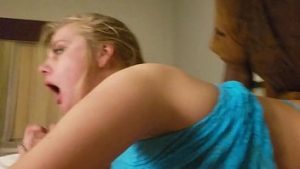 Sex oral si penetrare pe la spate cu ejaculare in pizda tinerei