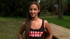 O suge foarte bine si adanc pana inghite slobozul