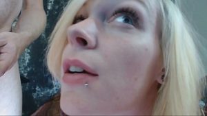 Blonda slabuta de 18 ani penetrata pe la spate de barbat matur