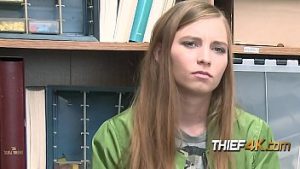 Imbracat in uniforma de politist fute o bunaciune prinsa furand