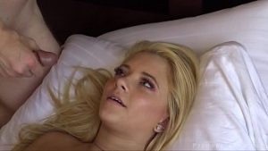Blonda Riley Reid face sex cu finalizare in pizda roz