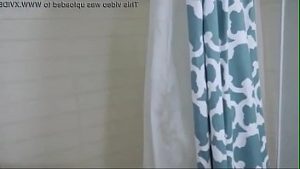 Cu dusul in pizda si cu pula in gura se excita si se fute