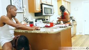 Prietena isi prinde barbatul supt de amica din copilarie mare tarfa