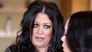 Riley Reid si Kristina invita amica Chloe Cherry la sex in trei