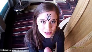 Seara in club femeie e linsa in vagin de dansatoare la bara lesbiana