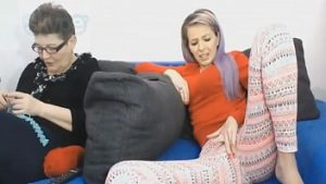 Simona face videochat cu mama ei si arata pizda la camera